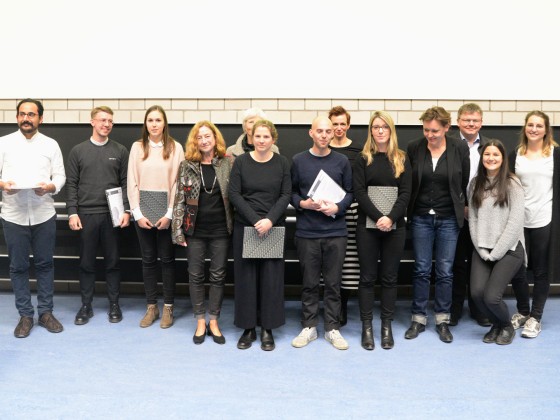 Die Abbildung zeigt ein Gruppenfoto mit den Preisträgern. 